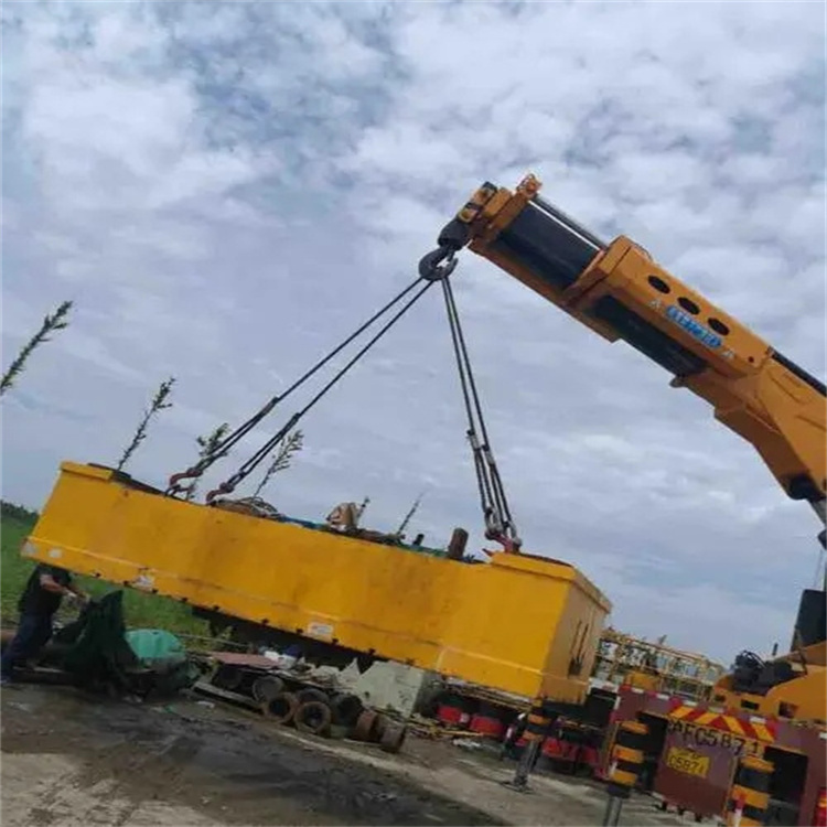 沔城回族镇吊运集装箱的吊车